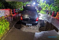 Ngeri! Mobil Terjebak Lubang Jalan Ambrol Dekat Jembatan di Sawit Boyolali