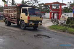 Sering Dilewati Truk Proyek Tol Jogja-Bawen, Jalanan di Sleman Tambah Parah