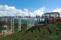Libur Lebaran, Pendapatan Jembatan Kaca Kemuning Sky Hills Hampir Rp1 Miliar