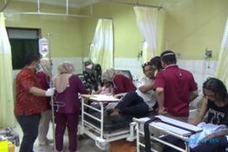 Mobil Elf Rombongan Pengiring Pengantin Terguling di Jombang, 17 Orang Terluka
