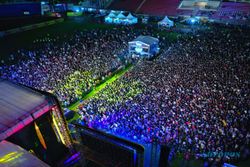 Pecah! Ribuan Orang Goyang Bareng dalam Konser Shaggydog-Ndarboy Genk di Madiun
