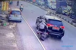 Viral! Mobil Pelat Merah Kabur seusai Serempet Motor di Jalan Solo-Jogja Klaten