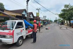 Kabel Tersangkut Truk, Tiang Telkom di Ceper Klaten Ambruk hingga Jalan Ditutup