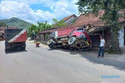 Truk Material Uruk Proyek Tol Terguling Timpa Rumah di Jalan Wedi-Bayat Klaten