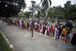Potret Ratusan Warga Antre Pembagian Takjil Buka Puasa di Cibinong Bogor