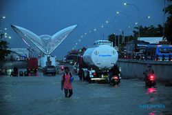 Jalur Pantura Kudus Tergenang Banjir, Kendaraan Terjebak Kemacetan Panjang