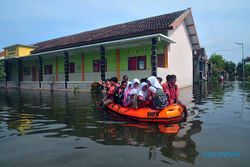 Sekolah Tergenang Banjir, Siswa SD di Kudus Naik Perahu untuk Ikuti UTS
