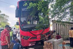Bus BST Tabrak Gapura Keraton Solo, Kasatlantas: Sopir Mengantuk