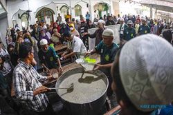 Tradisi Pembagian Bubur Samin Khas Ramadan di Masjid Darussalam Solo