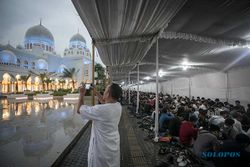 Suasana Buka Puasa Perdana di Masjid Sheikh Zayed Solo, Bagikan 6.000 Takjil
