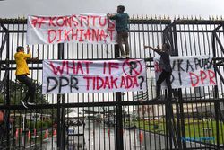 Demo Tolak Pengesahan UU Cipta Kerja, Mahasiswa Geruduk Gedung DPR