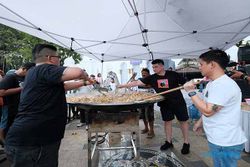 Keseruan Chef Arnold dan Bobon Masak Takjil Gulai Ayam Porsi Jumbo di Solo