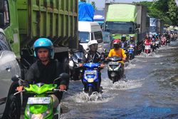 Lalin Jalur Pantura Kudus Masih Macet Panjang Dampak Banjir dan Jalan Rusak