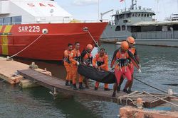 Tim SAR Evakuasi 6 Korban Kapal Tenggelam di Bali, 9 ABK Masih Dalam Pencarian