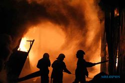 Gudang Rongsok dan Mebel di Surabaya Ludes Terbakar, Diduga Akibat Korsleting