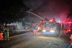 Penampakan Kebakaran Warung Sate Pak Manto di Jl Honggowongso Solo
