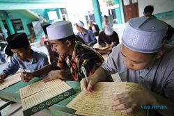 Tradisi Membaca Kitab Kuning saat Ramadan di Ponpes Qomaruddin Gresik