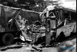 Ngeri! Kecelakaan Maut Libatkan Bus dan 2 Truk Terjadi di Pasar Banggi Rembang