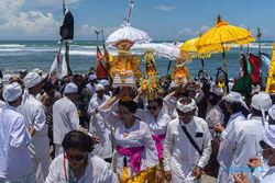 Jelang Nyepi, Ribuan Umat Hindu Ikuti Upacara Melasti di Pantai Parangkusumo