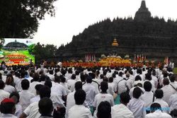 Diguyur Hujan, Ribuan Umat Buddha Peringati Magha Puji di Candi Borobudur