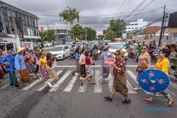 Sambut Hari Sarung, Pegiat Budaya Semarang Gelar Parade Sarung On The Street