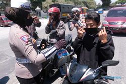 Abu Vulkanis Gunung Merapi hingga Temanggung, Polisi Bagikan Masker ke Warga