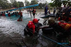 Evakuasi Korban Perahu Penyeberangan Tenggelam di Surabaya, 1 Orang Hilang