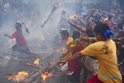 Ritual Perang Api, Tradisi Sambut Hari Raya Nyepi di Mataram NTB