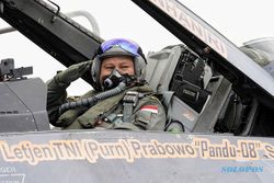 Momen Menhan Prabowo Subianto Jajal Terbang dengan Pesawat F-16 di Jakarta