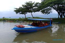 Polres Semarang Bagikan Pelampung ke Pelaku Wisata dan Nelayan di Rawa Pening