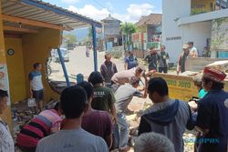 Ngantuk, Mobil MPV Tabrak Warung Makan di Karanganyar, Pembeli Kocar-kacir
