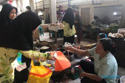 30 Siswa SMP BQBS Sragen Bagikan Tas Kain Pengganti Kantong Plastik di 2 Pasar