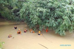 Tim Gabungan SAR Sragen Cari Korban Air Bah Sungai Garuda dengan Teknik Mboyo
