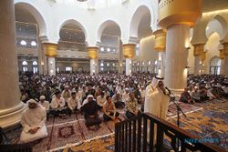 Ribuan Umat Islam Ikuti Salat Jumat Perdana di Masjid Raya Sheikh Zayed Solo