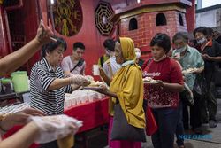 Wujud Toleransi, Vihara Petak Sembilan Jakarta Bagikan Makanan Berbuka Puasa