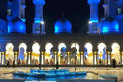 Salat Tarawih Perdana di Masjid Sheikh Zayed Solo, Diikuti Puluhan Ribu Jemaah