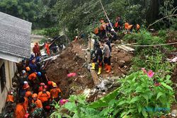 Tebing Rel KA di Bogor Longsor, 2 Orang Meninggal 4 Belum Ditemukan