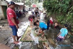Unik! Tradisi Cuci Karpet & Tikar di Mata Air Senjoyo Semarang Jelang Ramadan