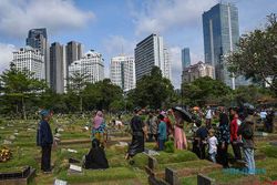 Tradisi Ziarah Kubur Jelang Ramadan, Makam di Jakarta Ramai Dikunjungi Warga