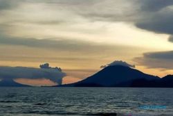 Gunung Anak Krakatau Erupsi Sepanjang Siang hingga Malam