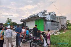 Diembus Angin Kencang, Kanopi & Tiang Penyangga Toko di Ceper Klaten Terangkat
