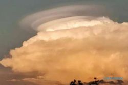 Viral! Fenomena Unik Awan Topi atau Lentikular Muncul di Langit Klaten