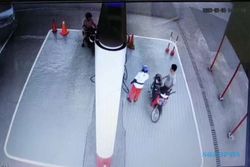 Viral! Pengendara Motor Terekam Kamera Curi Duit di SPBU Jonggrangan Klaten