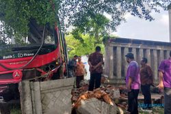 Bus BST Tabrak Gapura Keraton Solo di Jurug, Pemkot: Kerusakan Kategori Ringan