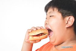 Begini Cara Cegah Anak Makan Camilan Rendah Nutrisi