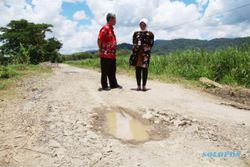 Lebih dari 0,5 Km Jalan di Karangturi Klaten Rusak Parah gegara Truk Uruk Tol