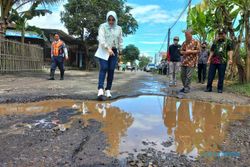 Cek Kondisi Jalan Rusak di Wedi-Bayat, Bupati Klaten Disambut Jebakan Batman