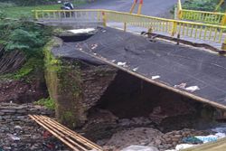 Baru 4 Bulan Dibangun, Jembatan Darurat Nglurah Tawangmangu Ambrol Lagi