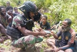 Diteror KKB, Puluhan Warga Koroptak Papua Mengungsi Bawa Babi