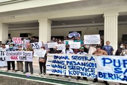 Kawal Sidang Gugatan, Puluhan Korban PHK Bentangkan Poster di Pengadilan Jogja
